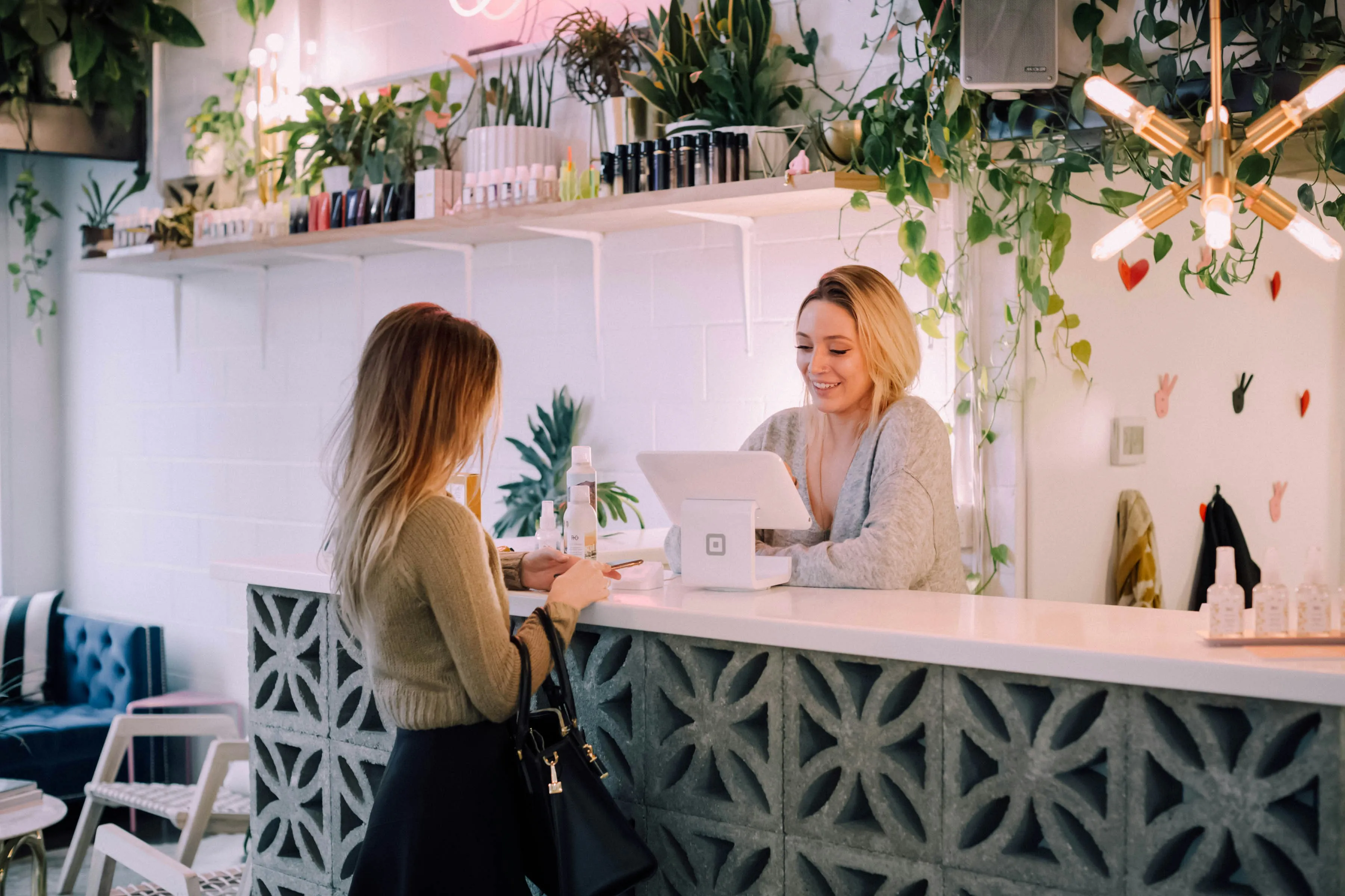 Restaurantbetreiberin und Kundin an Kasse
